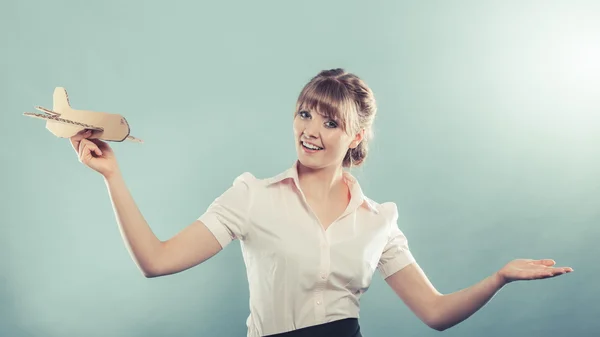 Donna hostess invita a viaggiare tiene aereo — Foto Stock