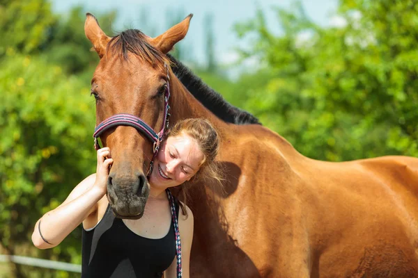 年轻女人女孩照顾马. — 图库照片