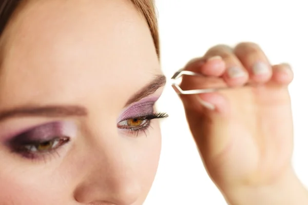 Frau zupft Augenbrauen mit Pinzette — Stockfoto