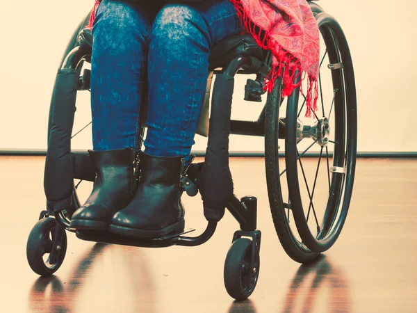 Behinderte junge Frau im Rollstuhl. — Stockfoto
