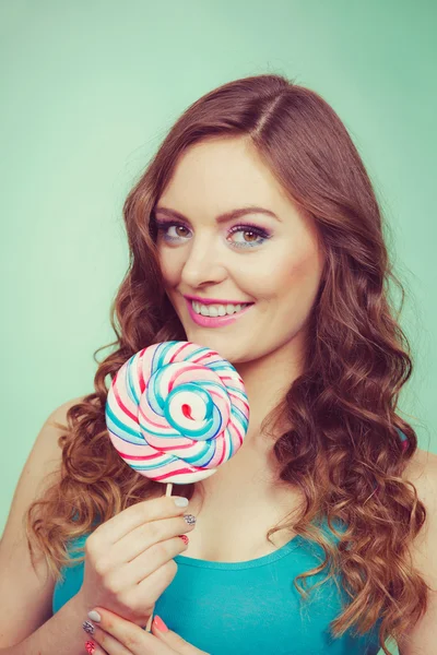 Ragazza sorridente con caramelle lecca-lecca sull'alzavola — Foto Stock