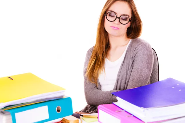 Vrouw moe met stapel mappen documenten — Stockfoto