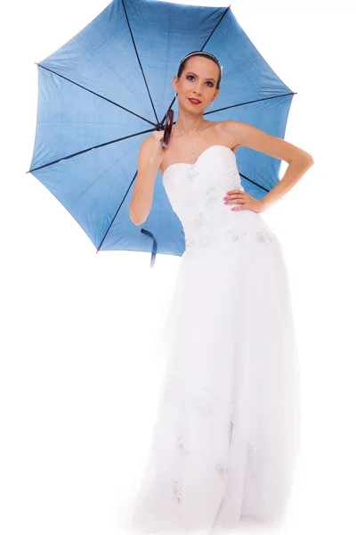 Pełnej długości panny młodej w sukni ślubnej posiada parasol — Zdjęcie stockowe