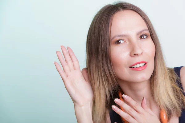 Gossip girl eavesdropping with hand to ear. — Stock Photo, Image