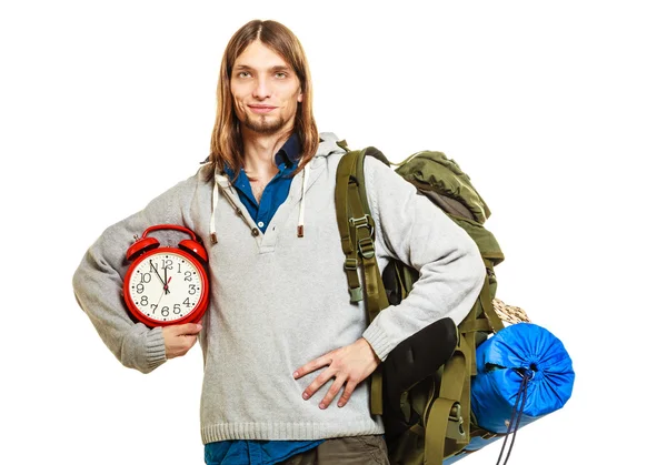 Temporada de viagem. Homem mochileiro segurando relógio. — Fotografia de Stock