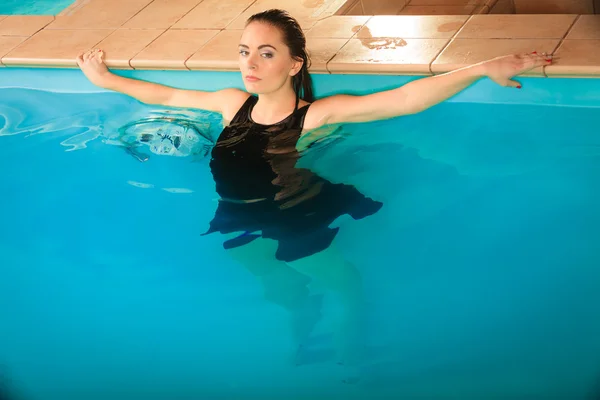 Sexy kobieta uwodzicielska relaks w wodzie w basenie — Zdjęcie stockowe