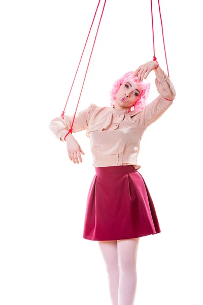 Женщина, стилизованная как марионетка марионетка на веревке — стоковое фото