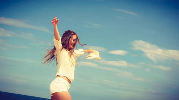 Yaz plaj üzerinde mutlu kadın. — Stok fotoğraf