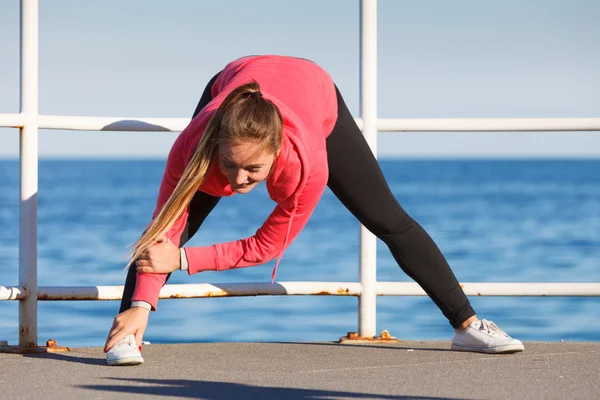 Vrouw sport doen oefeningen buitenshuis aan kust — Stockfoto