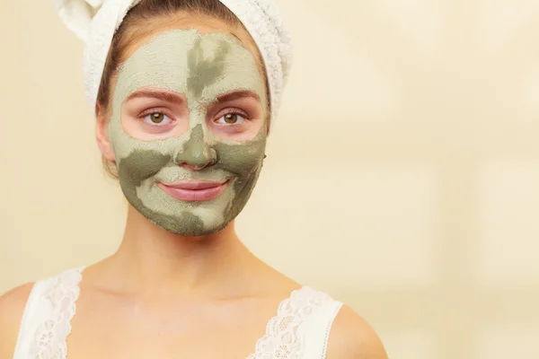 Cara de mujer con máscara de barro verde — Foto de Stock