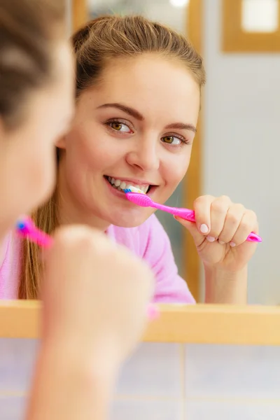 Vrouw schoonmaak tandenpoetsen in de badkamer — Stockfoto