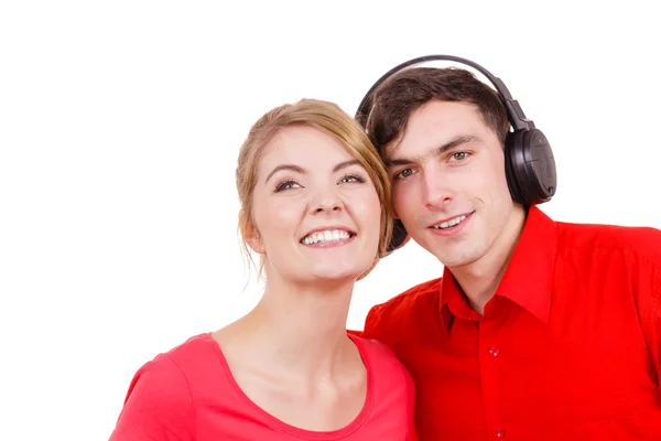 Пара двох друзів з навушниками слухають музику — стокове фото