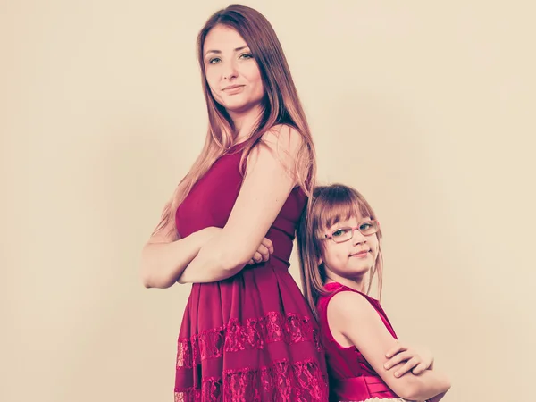 Mor och dotter poserar tillsammans — Stockfoto