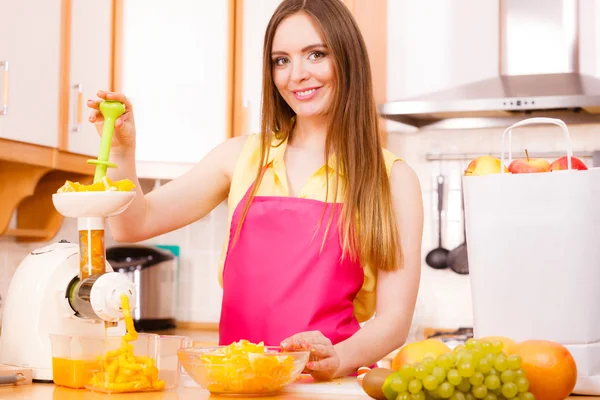 Donna che fa succo d'arancia in macchina spremiagrumi — Foto Stock