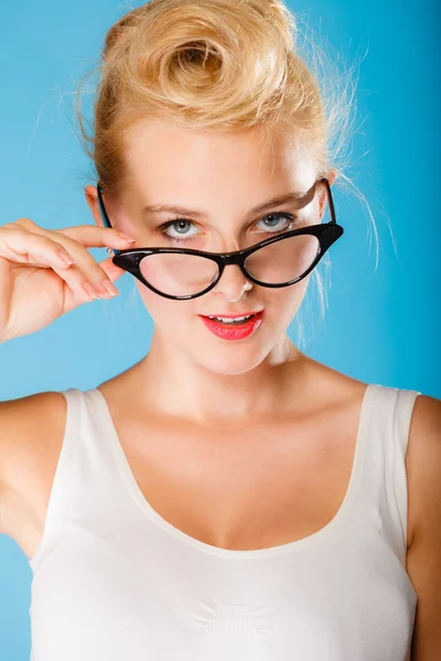 Retro pin-up vrouw dragen brillen. — Stockfoto