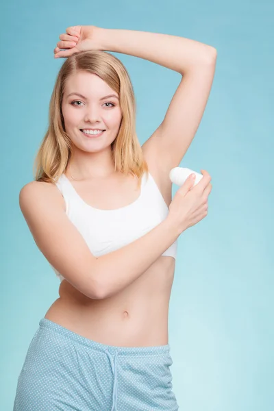 Meisje aanbrengen stok deodorant in oksel. — Stockfoto