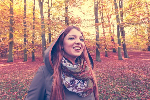 Ginger hair girl in the forest. — Stock Photo, Image