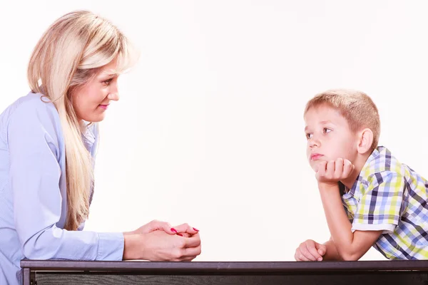 Mor och son prata och argumentera sitta vid bord. — Stockfoto