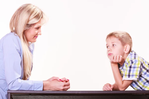 Mãe e filho conversam e discutem sentados à mesa . — Fotografia de Stock