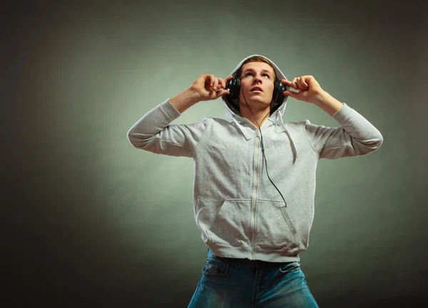 Homem bonito com fones de ouvido ouvindo música — Fotografia de Stock