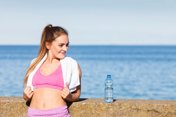 Frau trinkt Wasser nach Sport im Freien — Stockfoto