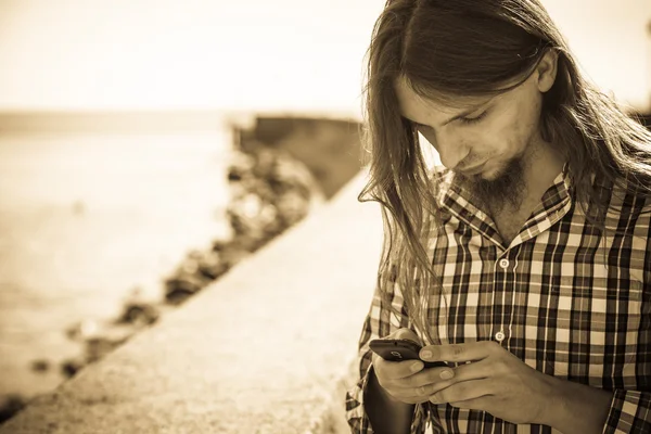 Muž venkovní, pomocí mobilního telefonu — Stock fotografie