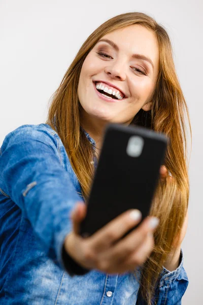 Mulher de camisa jeans tirar auto foto com telefone — Fotografia de Stock