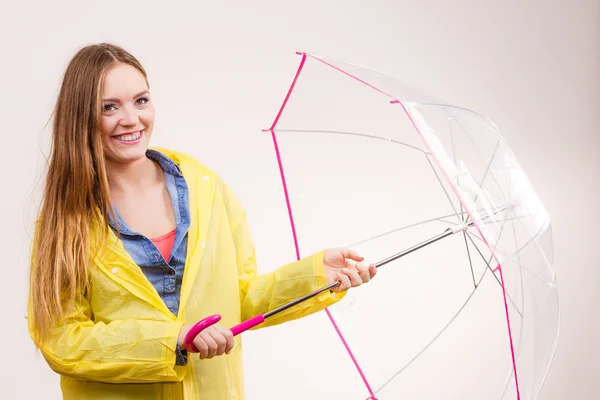 우산 아래 방수 코트를 입고 여자 — 스톡 사진