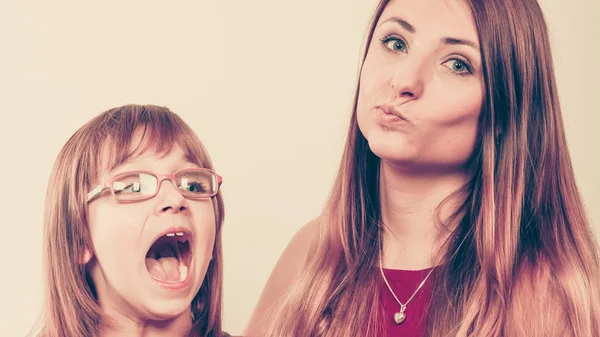 Mamma e figlia si divertono — Foto Stock