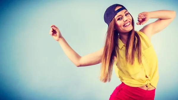 Jovem na moda sorridente dançarina feminina . — Fotografia de Stock