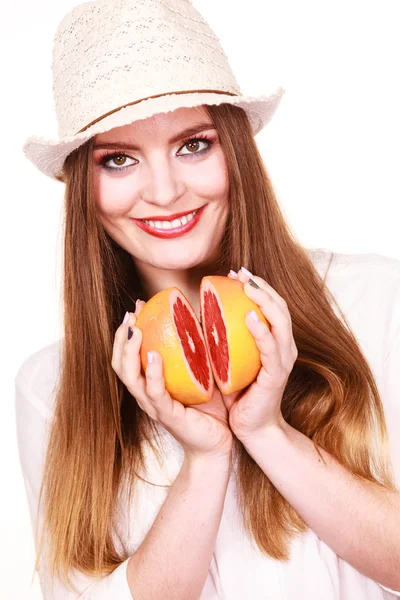 Woman holds two halfs of grapefruit citrus fruit in hands — Stock Photo, Image