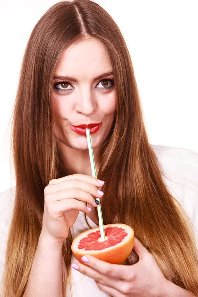 Mulher detém sumo de toranja bebendo de frutas — Fotografia de Stock