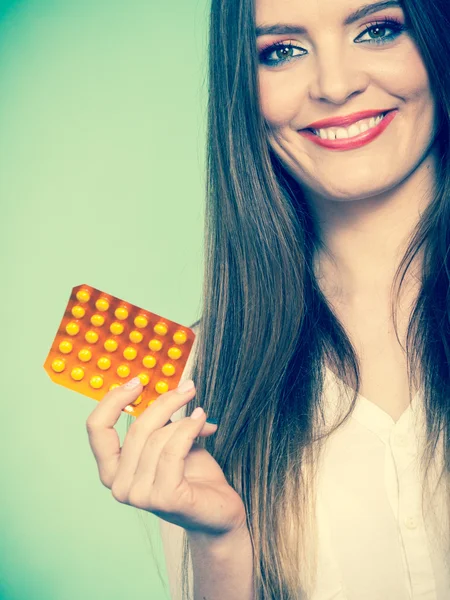 錠剤ブリスター パック ビタミン c を保持している女性 — ストック写真