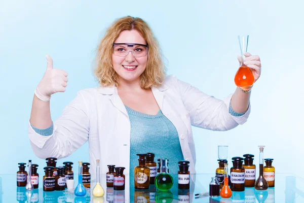 Estudiante de química femenina con frasco de prueba de cristalería. — Foto de Stock