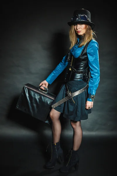 Steampunk ragazza con borsa retrò . — Foto Stock