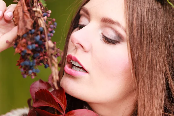 Damenmode Mädchen entspannen beim Spazierengehen im herbstlichen Park — Stockfoto