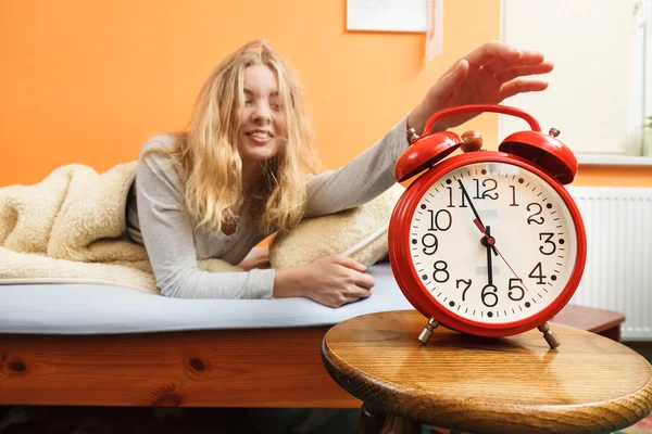 Женщина просыпается, выключает будильник утром — стоковое фото