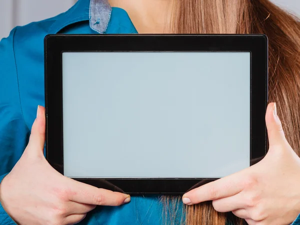 Vrouw in office huidige tablet notebook. — Stockfoto