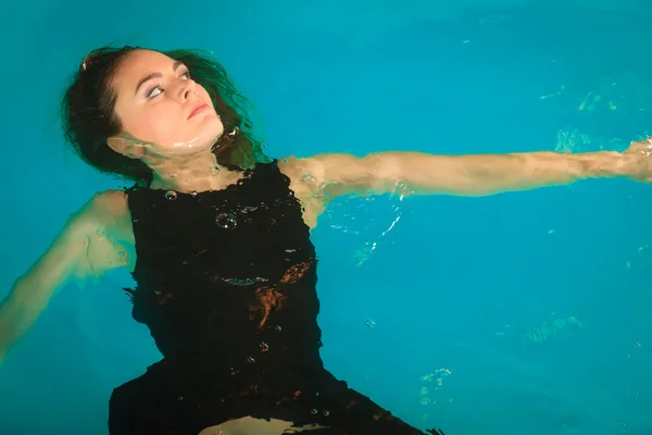 Femme rêvant de détente dans l'eau de la piscine . — Photo
