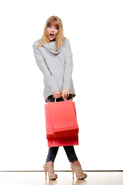 Fille en pleine longueur avec des sacs à provisions rouges isolés — Photo