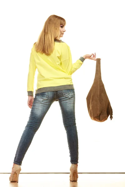 Kvinna håller brun frans handväska — Stockfoto