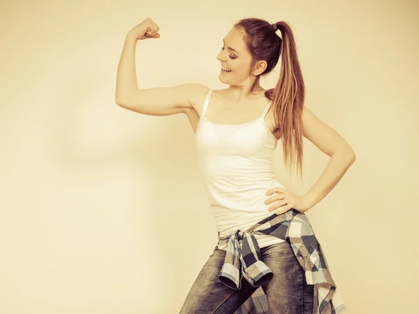 Mujer fuerte mostrando músculos. Resistencia . — Foto de Stock