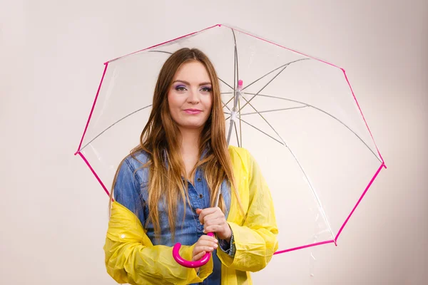 Femme portant manteau imperméable tenant parapluie — Photo