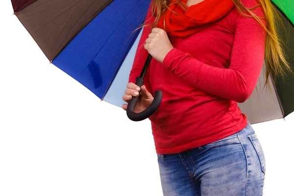 Frau steht unter buntem Regenschirm — Stockfoto