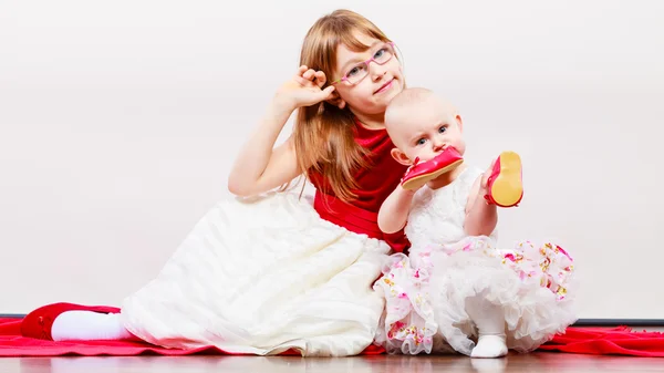 Retrato de dos hermanas pequeñas . — Foto de Stock