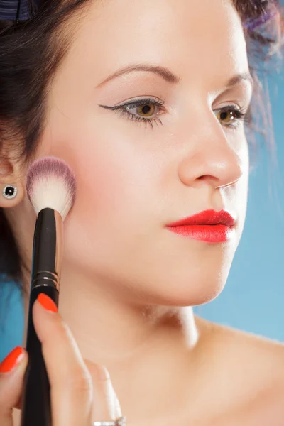 Vrouw aanbrengen rouge blozen make-up — Stockfoto