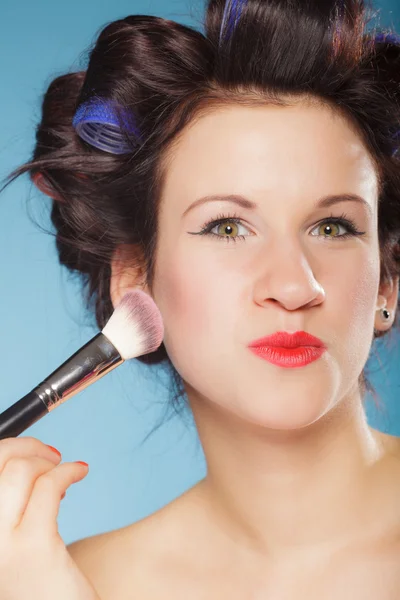 Mulher aplicando ruge blush maquiagem — Fotografia de Stock
