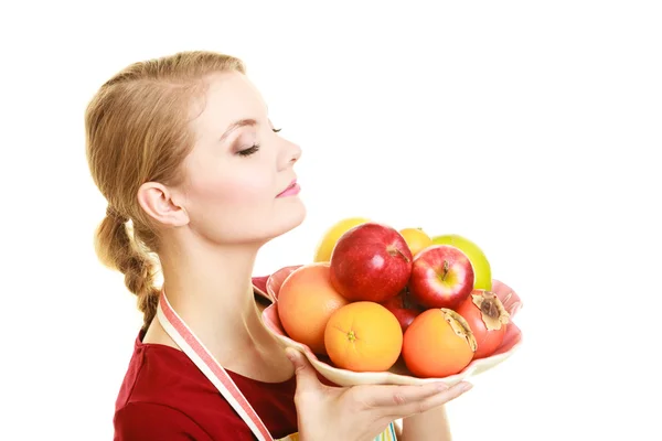 Femme au foyer ou vendeur offrant des fruits sains isolés — Photo