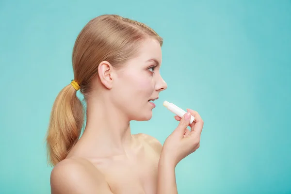 Mujer aplicando bálsamo para los labios — Foto de Stock