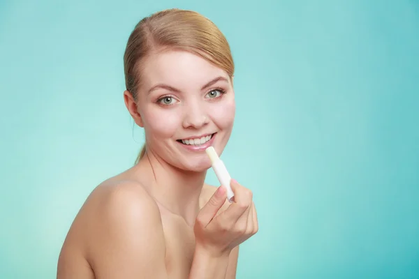 Mujer aplicando bálsamo para los labios —  Fotos de Stock